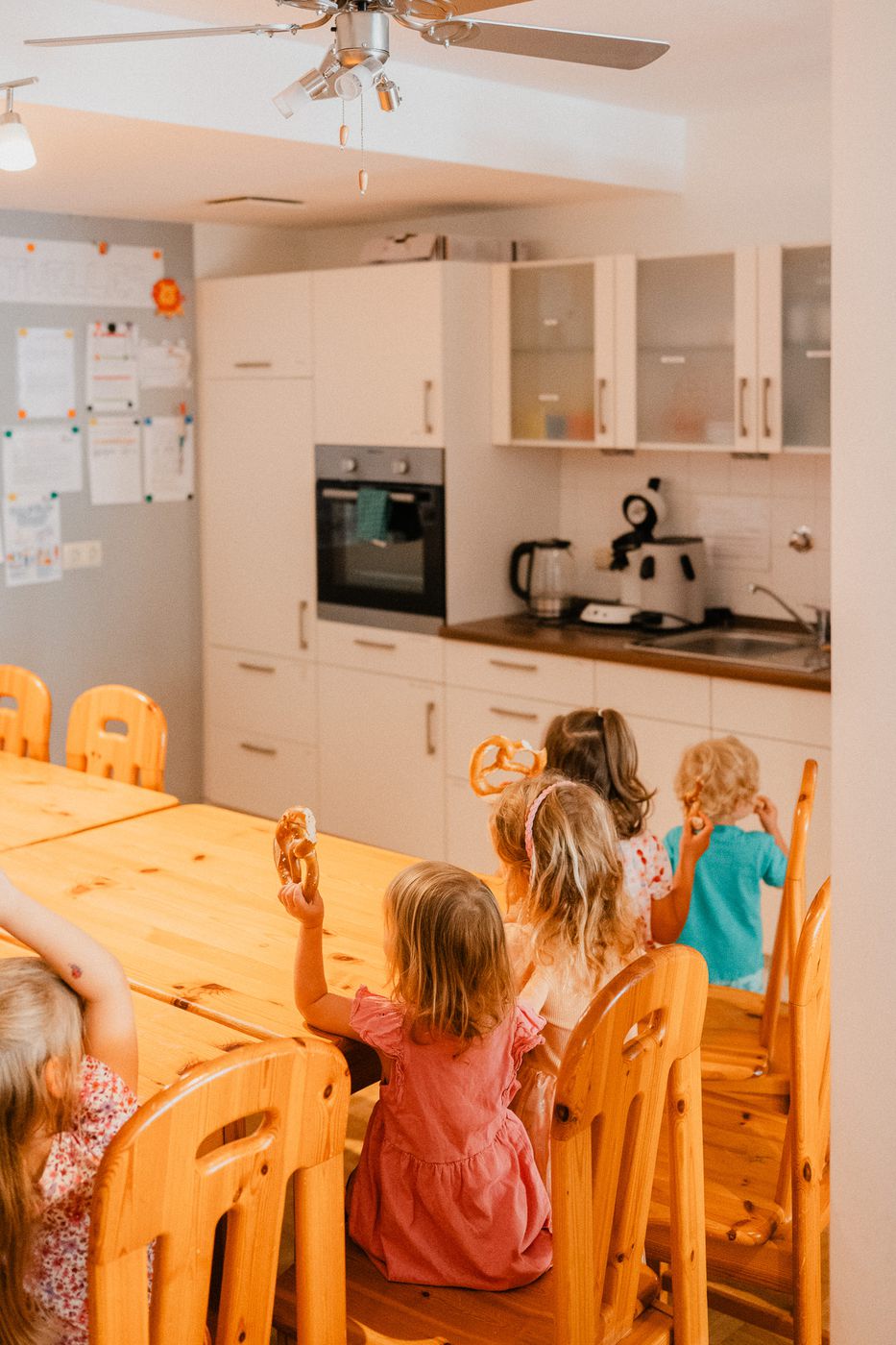 Kinder am Tisch in der Kueche