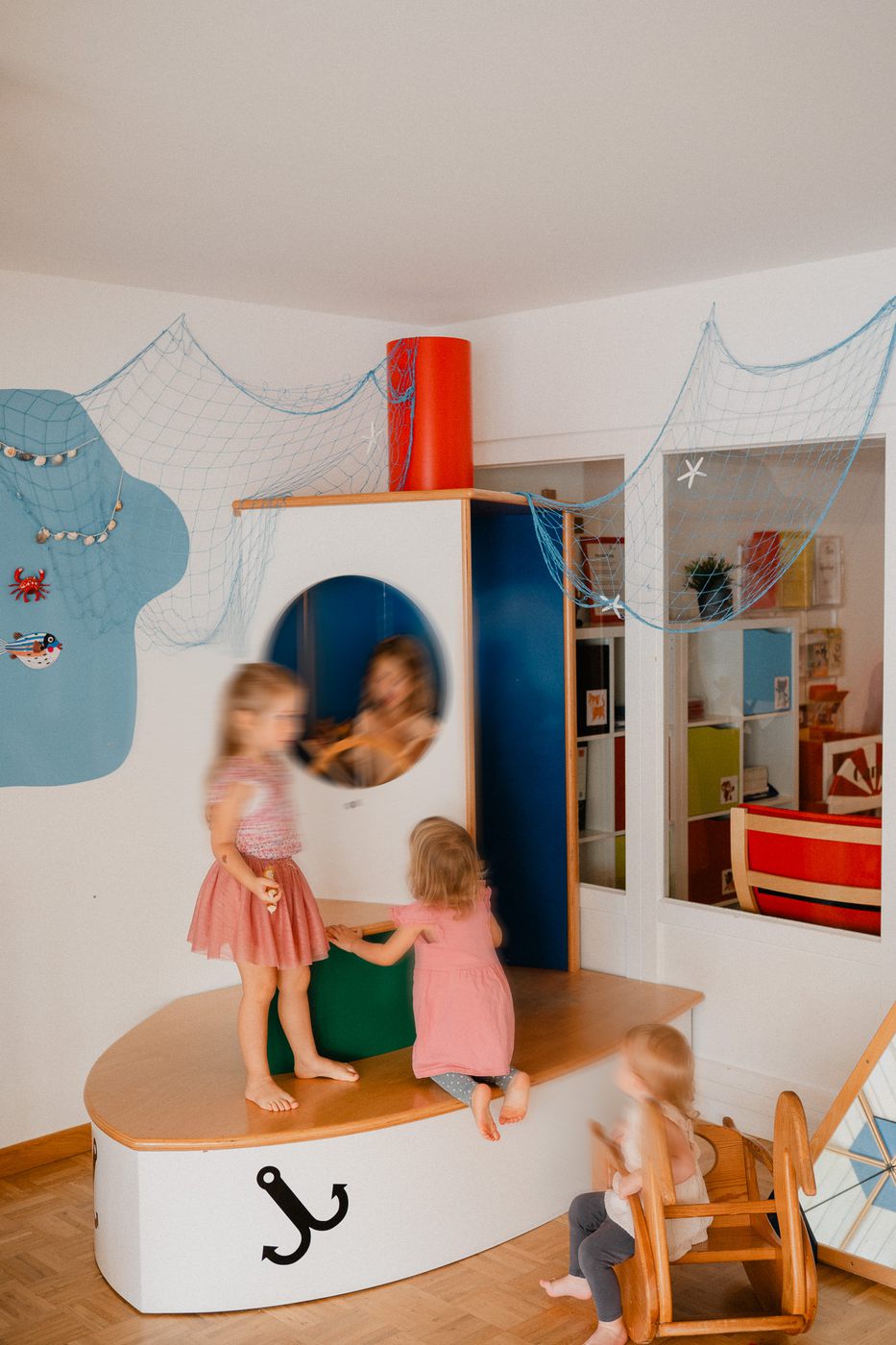 Kinder auf der Spielempore