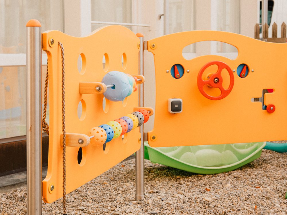 Die Spielwand am Sandspielplatz im Garten